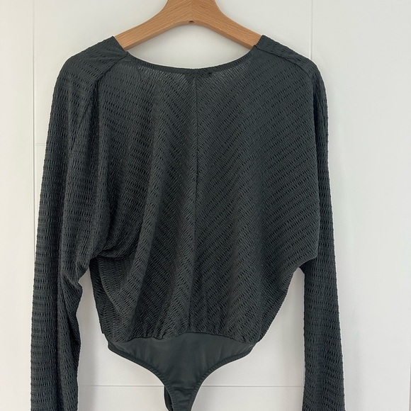 Dynamite Textured Gray Top - Picture 2 of 3